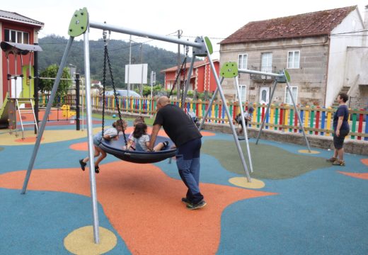 O Concello de Lousame estrea o novo parque infantil do Sanguiñal (Tállara), que conta coa primeira tirolina do municipio